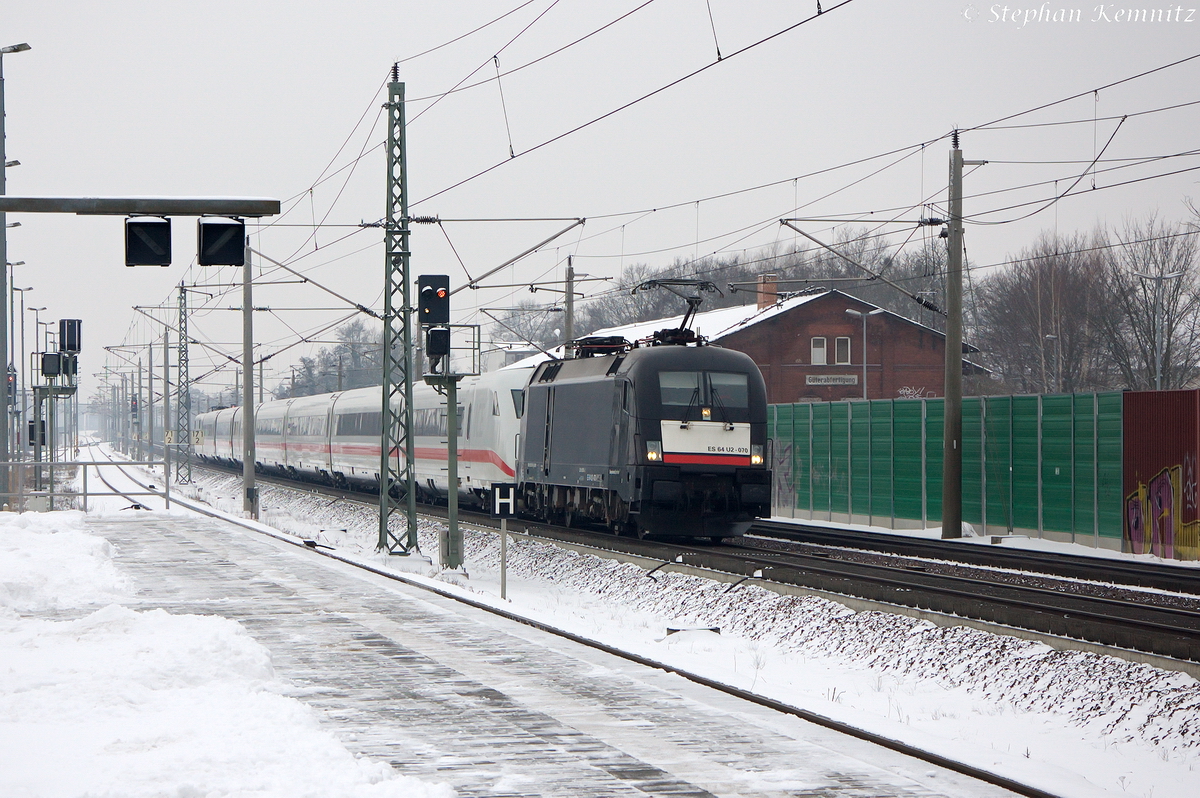 ES 64 U2 - 070 (182 570-2) MRCE Dispolok GmbH fr DB Fernverkehr AG mit einem defekten ICE 2 402 038-4  Saarbrcken , bei der langsamen Durchfahrt in Rathenow. Sie schleppte den ICE nach Berlin zurck. 27.01.2014