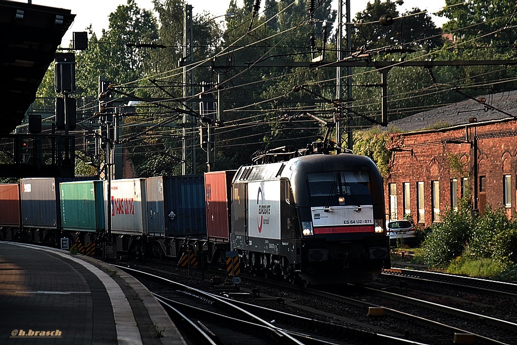 ES 64 U2-071 ist mit einen containerzug durch hh-harburg gefahren,datum 16.09.14