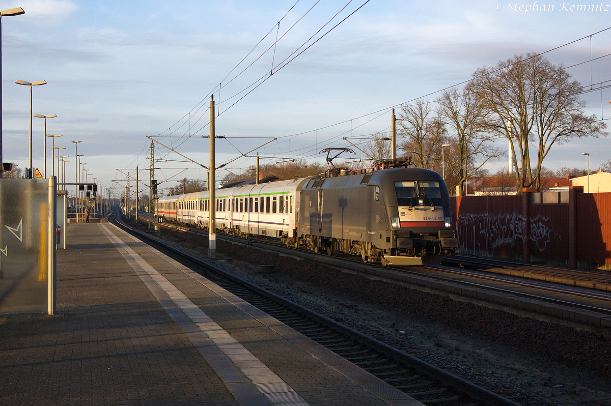 ES 64 U2-072 (182 572-8) MRCE Dispolok GmbH für DB Fernverkehr AG mit dem EC 249  WAWEL  von Hamburg Hbf nach Wroclaw Glowny, bei der Durchfahrt in Rathenow. 03.01.2014