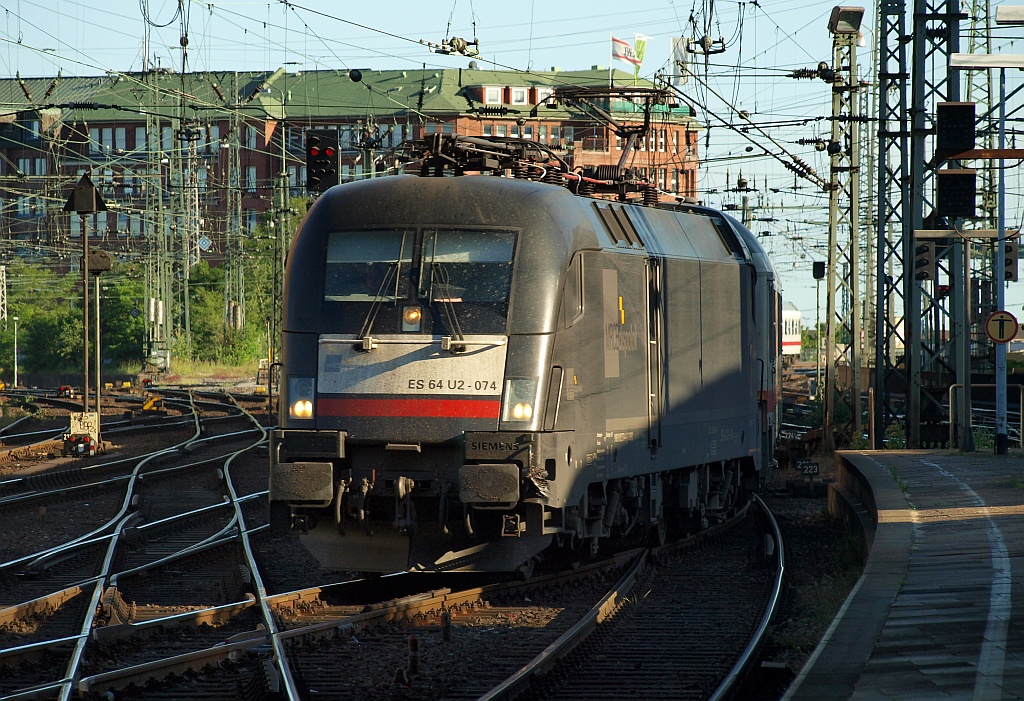 ES 64 U2-074/182 574-4 rollt hier mit dem IC aus Berchtesgarden in den Hamburger Hbf ein. 03.06.2011