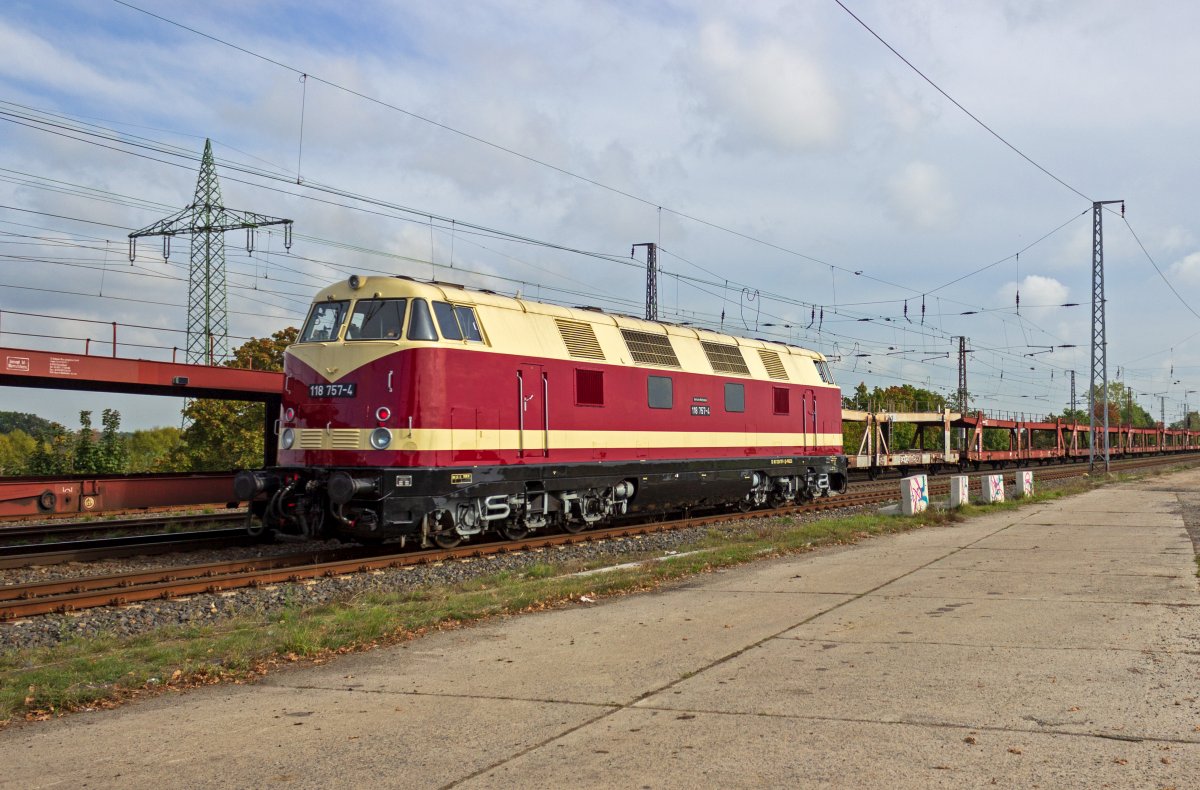 Es ist eine Art Running Gag unter Eisenbahn-Fotografen in Online-Foren, dass man die spannendsten Fahrzeuge immer erst bei der Abfahrt im Rckspiegel sieht. Am 13.10. wre mir fast das selbe Schicksal widerfahren, doch ich war noch schnell genug, um 118 757 noch abzulichten.