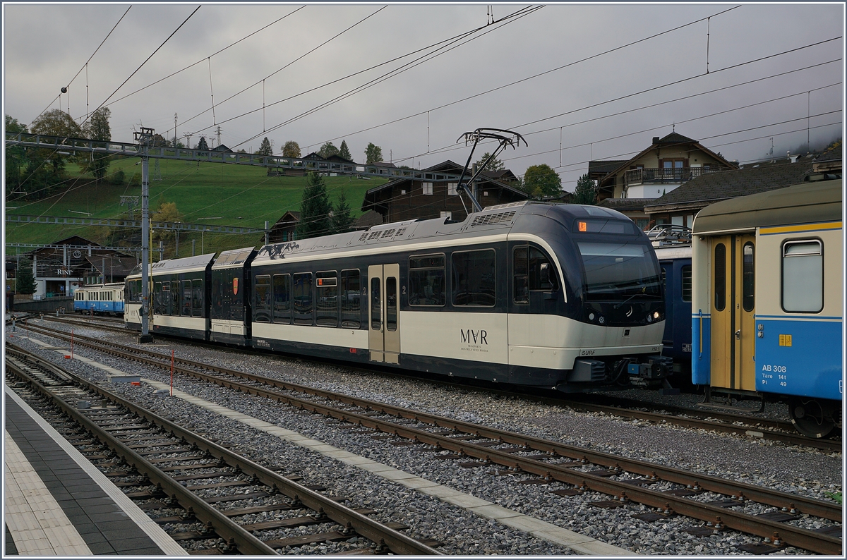 Es entzieht sich meiner Kenntnis, weshalb der nur 60 km/h  schnelle  MVR Zahnradtriebzug ABeh 2/6 7501 an diese Tag in Zweisimmen weilte. 

22. Okt. 2019