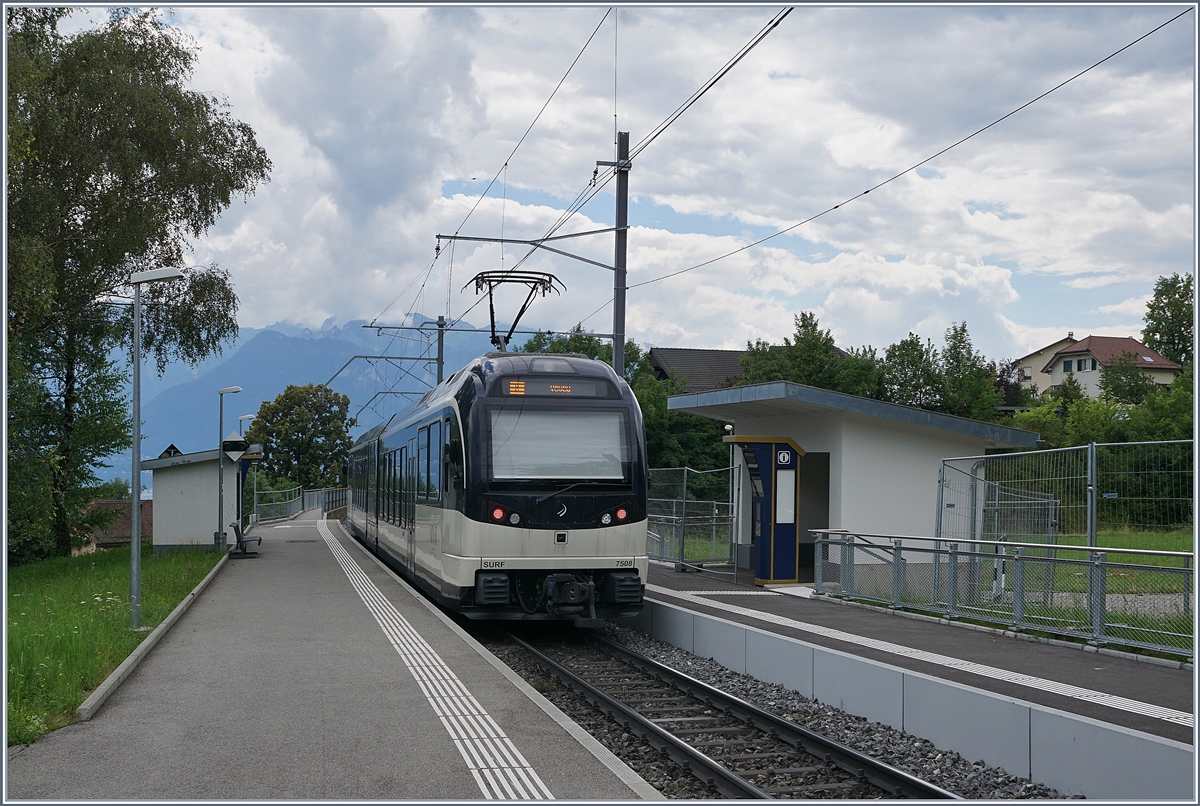 Es gibt Bahnhöfe, die haben mehrere Gleise und einen Bahnsteig, aber wohl kaum vile Bahnhöfe, die EIN Gleis haben und ZWEI Bahnsteige, wie hier in Château D'Hauteville. Ich habe bisher nicht eruieren können, ob der (im Bild) rechte Bahnsteig den linken ablösen wird, ober ob künftig beide Bahnsteige in Betrieb sein werden. 

28. Juni 2020