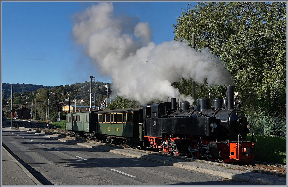 Es ist Herbst geworden, und damit verwöhnt uns die Natur mit einem zauberhaften Licht, aber auch mit langen Schatten... Die Blonay-Chamby Bahn G 2x 2/2 105 verlässt, da doch wärem als gedacht, mit folglich recht geringer Dampfentwicklung den Bahnhof von Blonay mit dem letzten Zug des Tages nach Chaulin. 

3. Okt. 2020