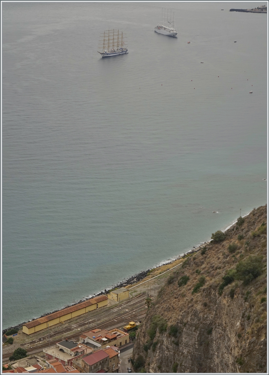 Es ist immer wieder faszienierd, Schiff und Bahn auf einem Bild zu vereinen. Hier ist es mit viel Zoom, wenig Bahn und Schiff gerade noch so gelungen. Das Bild wurde von Taormina aus gemacht. Im Hintergrund die Royal Clipper und ein weiteres Schiff, unten im  Vordergrund  der nördliche Bahnhofskopf mit einem RFI Baudienstfahrzeug im Bahnhof von Taormina-Giardini. 
24. Sept. 2025 Es ist immer wieder faszienierd, Schiff und Bahn auf einem Bild zu vereinen. Hier ist es mit viel Zoom, wenig Bahn und Schiff gerade noch so gelungen. Das Bild wurde von Taormina aus gemacht. Im Hintergrund die Royal Clipper und ein weiteres Schiff, unten im  Vordergrund  der nördliche Bahnhofskopf mit einem RFI Baudienstfahrzeug im Bahnhof von Taormina-Giardini. 
24. Sept. 2025
