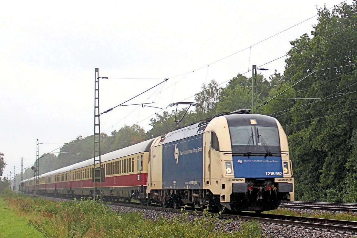 Es regnet gerade, als WLC 1216 952-2 (183 705-3) mit ihren Sonderzug am 20.09.2015 vorbeikommt. Fahrtziel ist Ostseebad Binz. Aufgenommen in Tostedt - Dreihausen.

















8