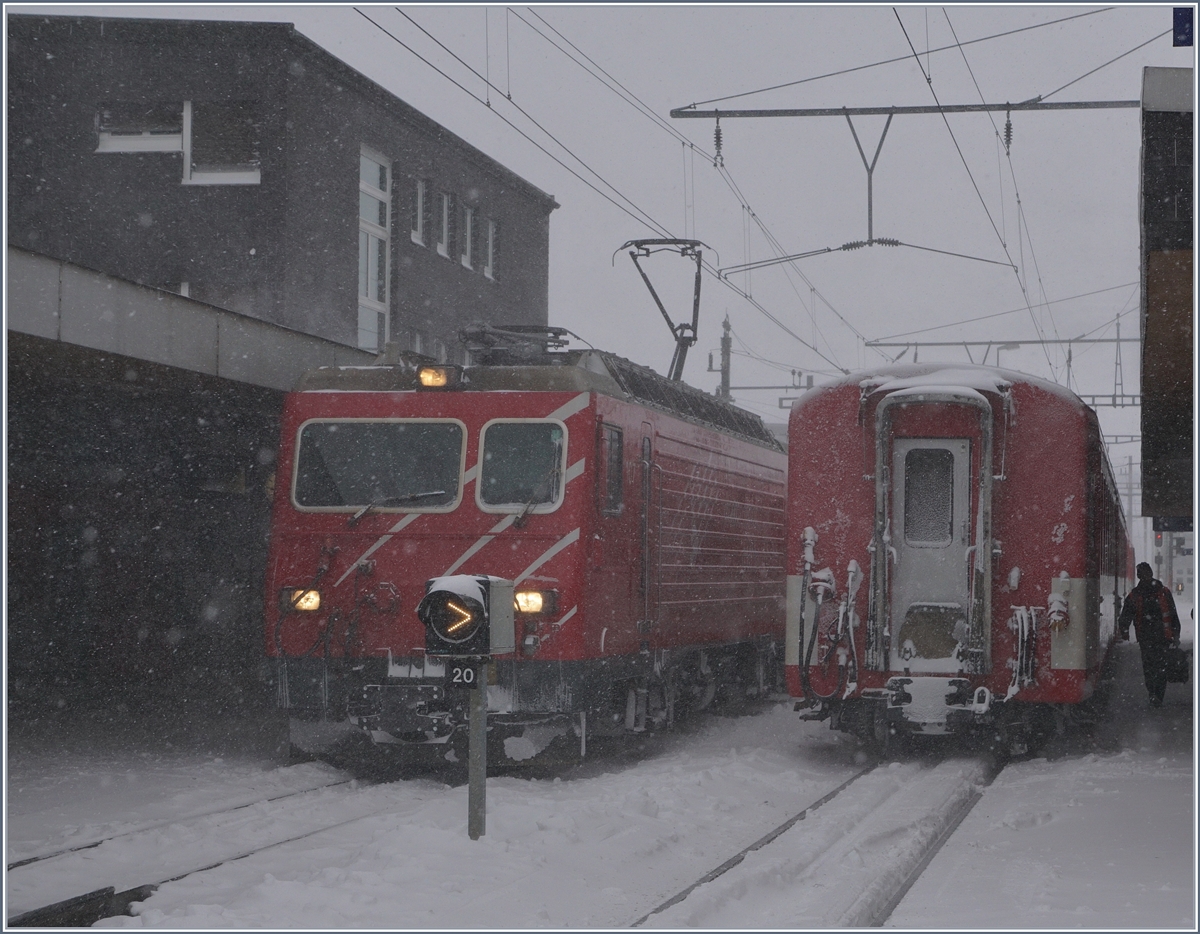 Es schneit, es windet! Andermatt mit Zügen von und nach Disentis. Wie üblich steht die HGe 4/4 II perfekt ungeschikt vor dem Weichensignal - aber bei seinem solchen Wetter hat die MGB natürlich keine Fotografen erwartet...
5. Jan. 2017