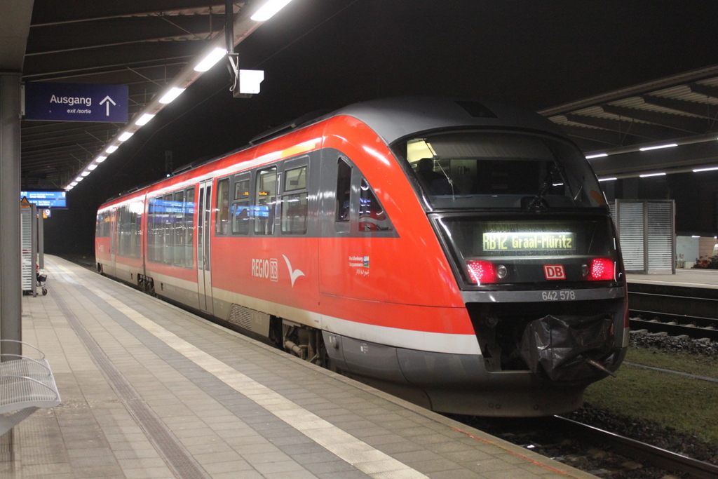 Es war am Morgen des 26.01.2018 noch ziemlich dunkel als 642 578 als RB 13225 den Rostocker Hbf mit Ziel Graal-Müritz verlassen hat.