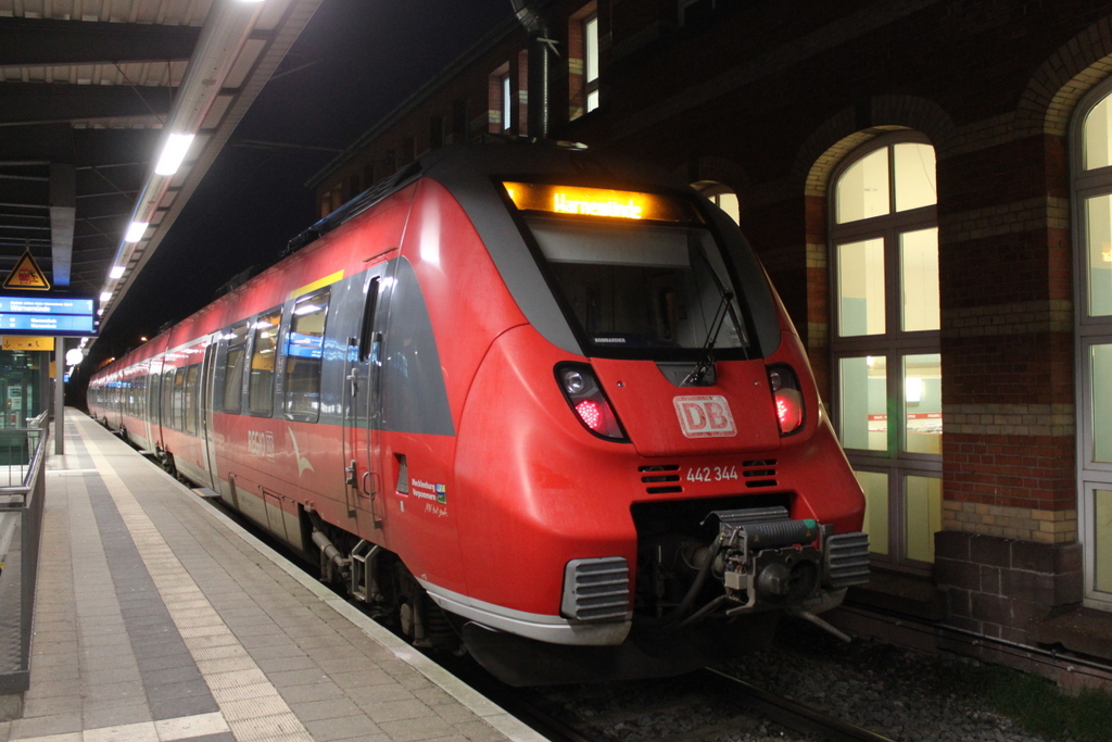 es war am Morgen des 31.12.2018 noch sehr dunkel als 442 344 im Rostocker Hbf stand.