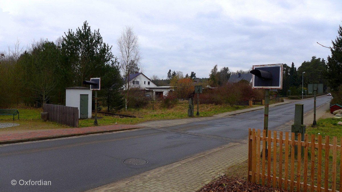 Es war einmal in Zernien ein beschrankter Bahnübergang. Jetzt sind die Geleise weg, die Halbschranken sind abmoniert, die Glühbirnen der Signalgeber sind durchgebrannt. Die restlichen Anlagenteile sind Nostalgie.