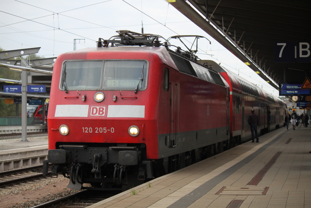 Es werden die letzten Aufnahmen von 120.2 vor dem Hanse-Express zwischen Rostock und Hamburg sein ab Dezember werden sie von den ES 64-U2 abgelst am 02.10.2014 stand 120 205 mit dem RE 1 im Rostocker Hbf.