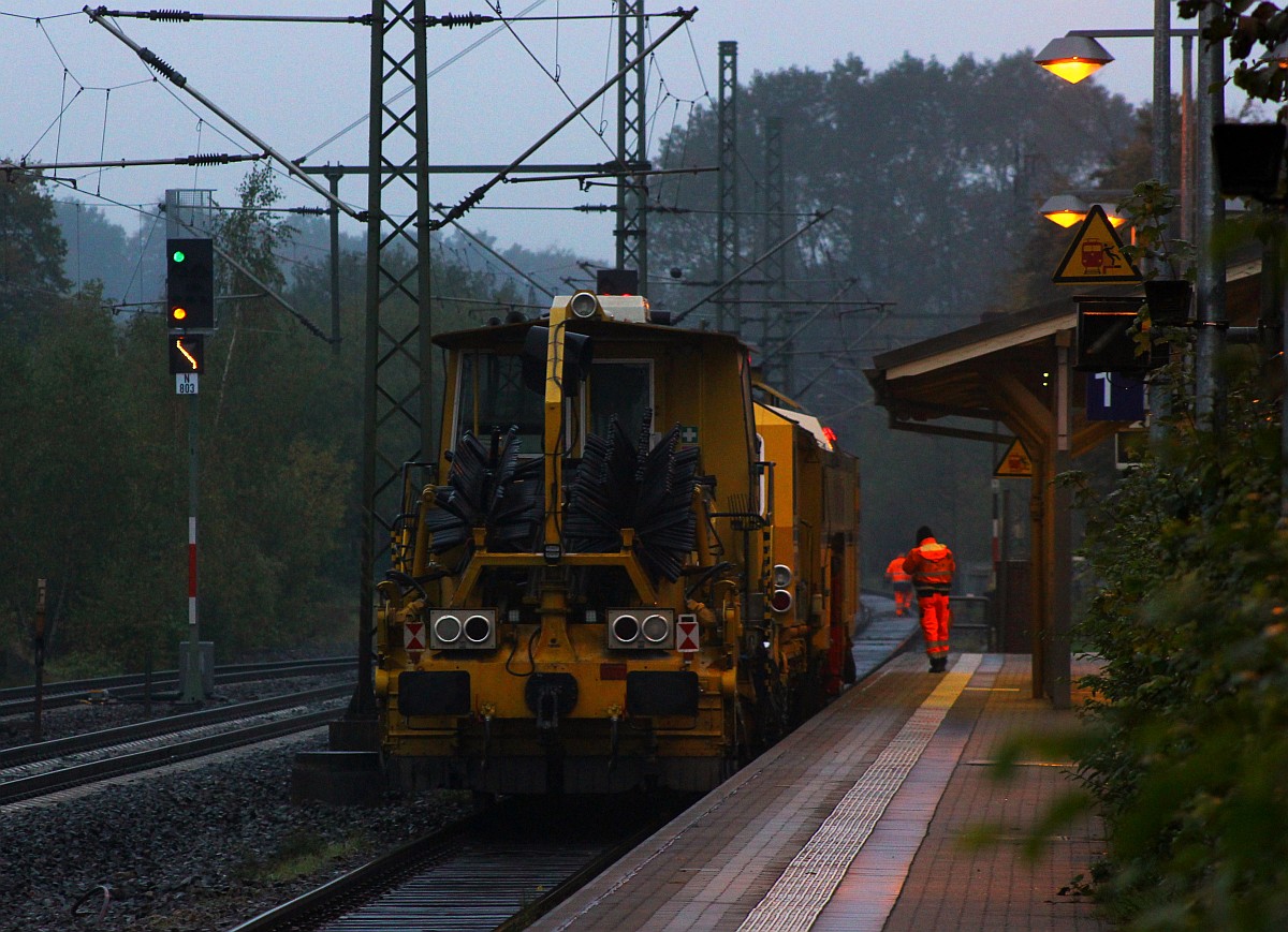 Es wurde wieder dunkel und der Regen kam...Abschlussaufnahme der Stopfmaschine und der Planiermaschine kurz bevor die beiden Schleswig Richtung Jübek verließen. Schleswig 14.10.2015