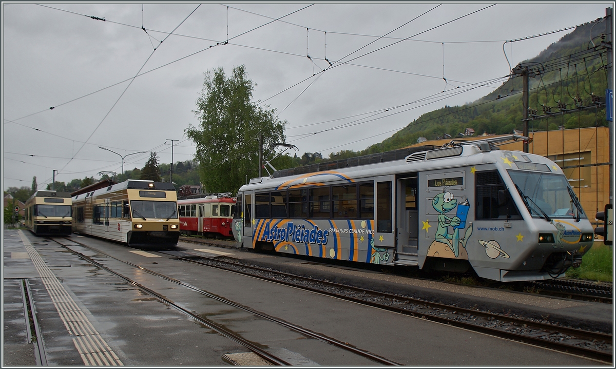 Es ist zu befürchten, dass bereits in einem Jahr von vor hier zu sehende Fahrzeugvielfalt nur noch der Bhe 2/4 72  Astro-PLeiades  übrig bleiben wird. Die GTW sind an die asm verkauft worden und die Beh 2/4 /A7) werden nach Ablieferung der Stadlen Triebzüge auch überzählig.
Blonay, 3. Mai 2015