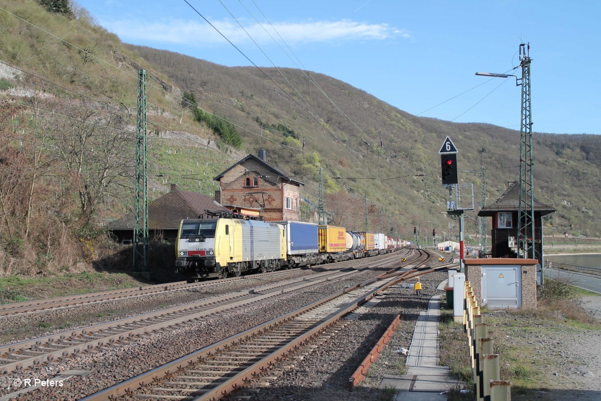 ES64 F4 095 mit einem Wechselpritschenzug bei der Einfahrt in Kaub. 20.03.14