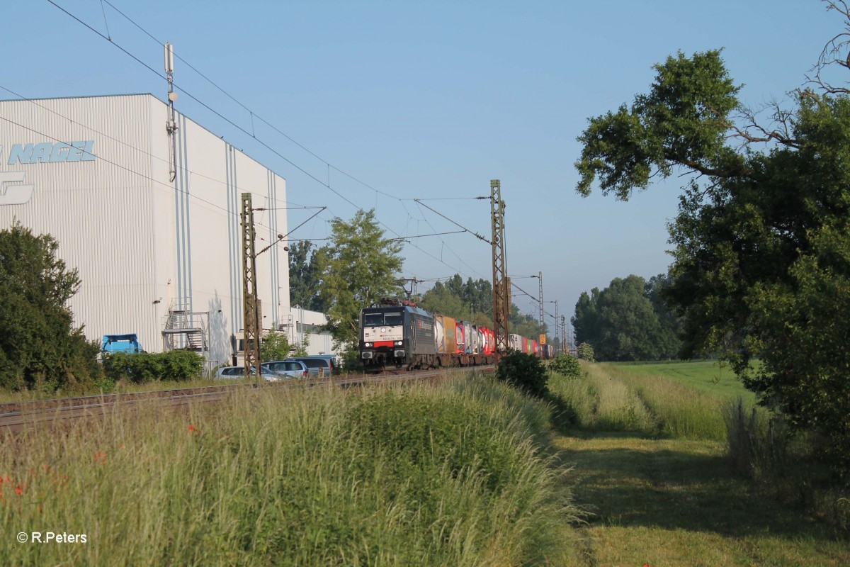 ES64 F4 102 mit einem KLV bei Groß-Gerau. 20.05.15