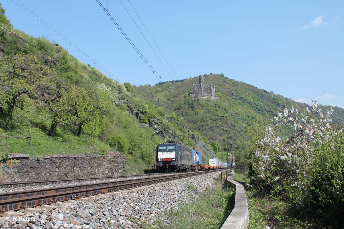 ES64 F4 107 mit einem Wechselpritschenzug kurz hinter Wellmich. 22.04.15