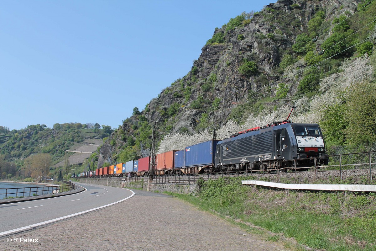 ES64 F4 113 mit einem Containerzug kurz hinter der Loreley. 22.04.15