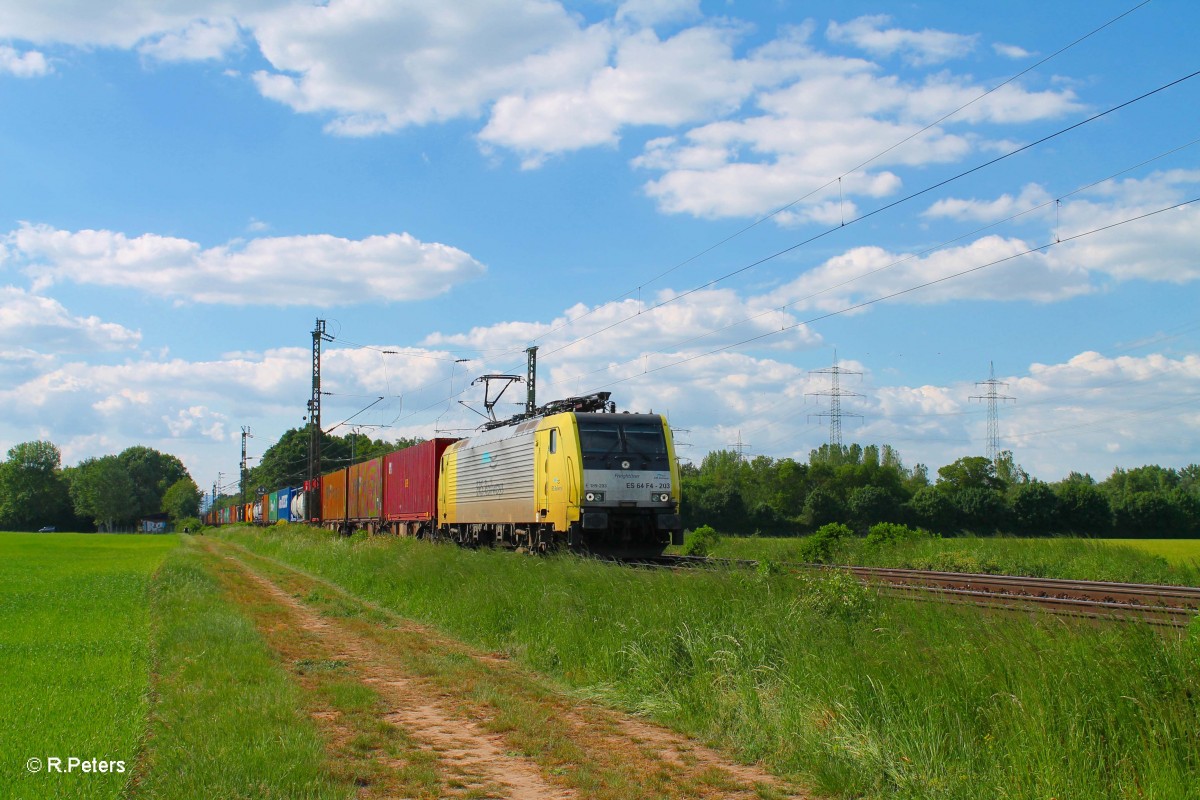 ES64 F4 203 (ex ITL) zieht einen Containerzug bei der Netztrennstelle bei Bischofsheim. 15.05.15