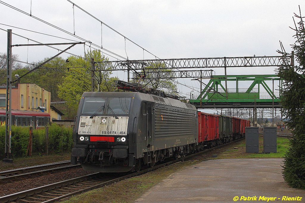 ES64 F4 - 454 mit Kohleganzzug in Krzyz (PL) auf dem Weg nach Norden