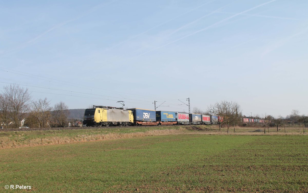 ES64 F4 931 zieht ein Wechselpritschenzug bei Thüngersheim. 16.03.17