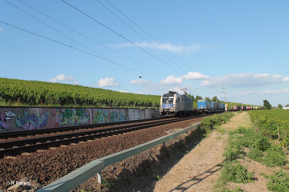 ES64 U2 - 060 mit einem LKW-Walter zwischen Erbach(Rheingau) - Hattenheim. 15.07.14