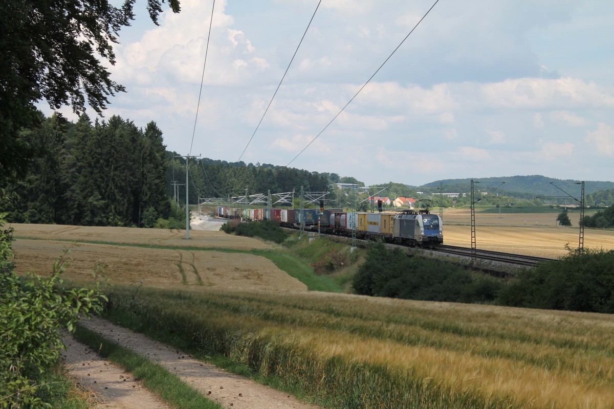 ES64 U2 - 068 mit einem LKW Walter bei Dettenhofen. 23.07.14