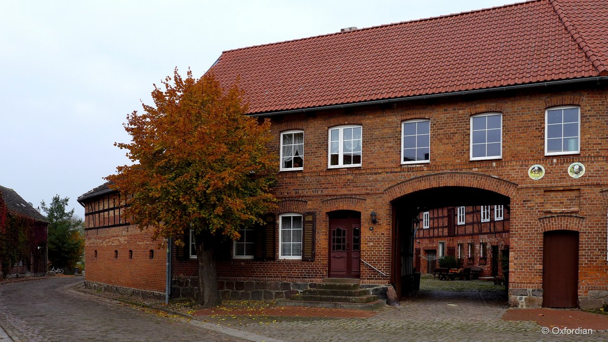 Estedt bei Gardelegen, altes Klinkergebäude mit Tor zum Innenhof.