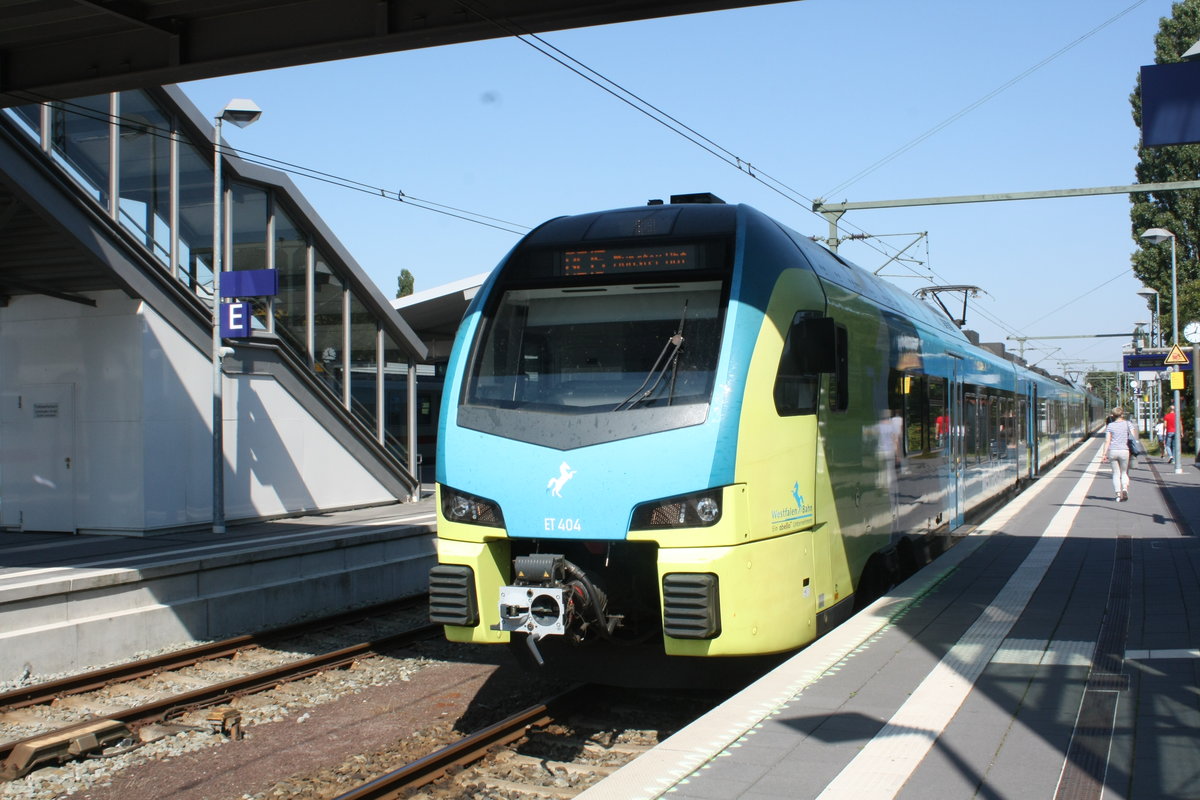 Et 404 der Westfalenbahn als RE15 mit ziel Mnster im Bahnhof Emden Hbf am 14.8.19