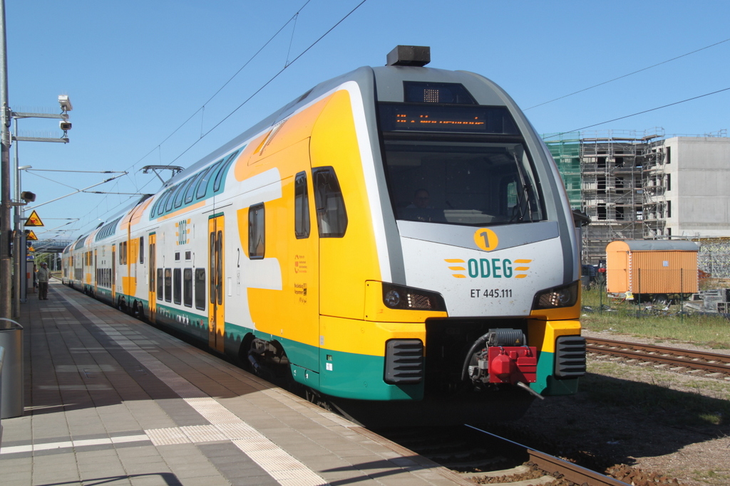 ET 445 611-8 als OstseeExpress 79432 von Berlin-Sdkreuz nach Warnemnde bei der Durchfart im Haltepunkt Warnemnde-Werft.09.08.2015