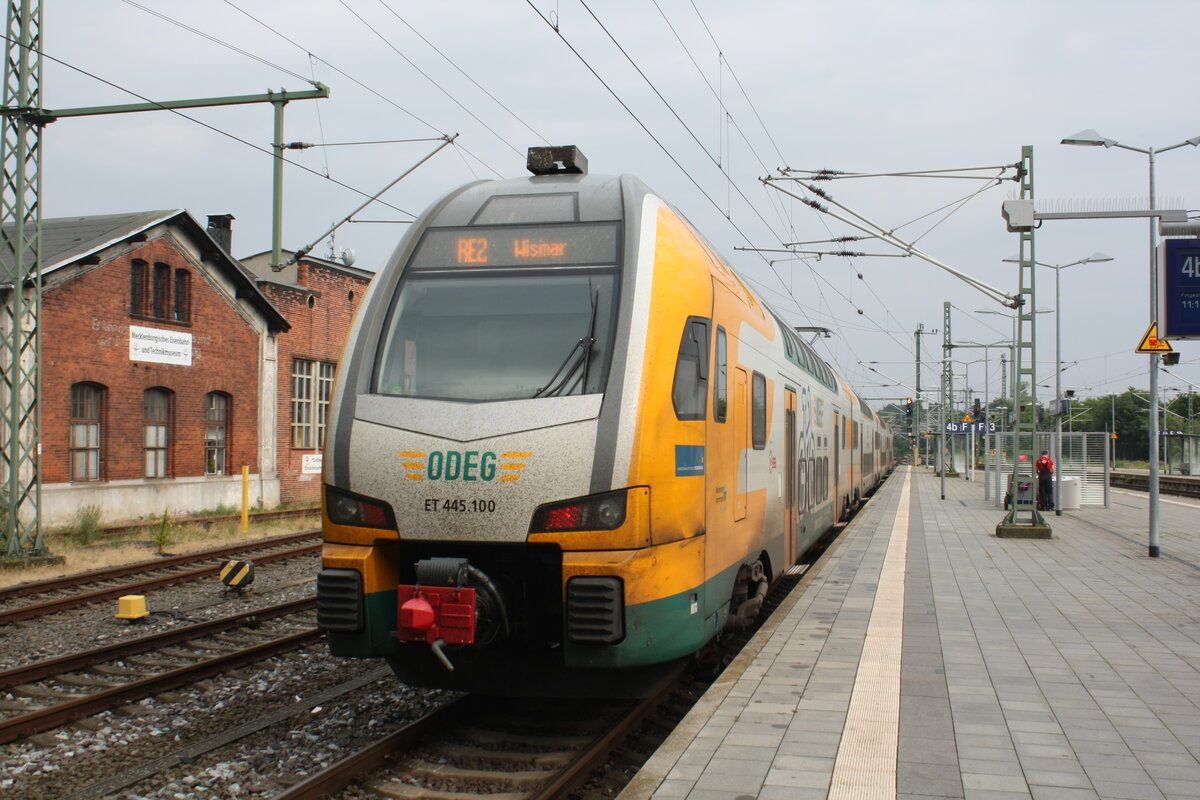 ET 445.100 als RE2 mit ziel Wismar im Bahnhof Schwerin Hbf am 25.7.21