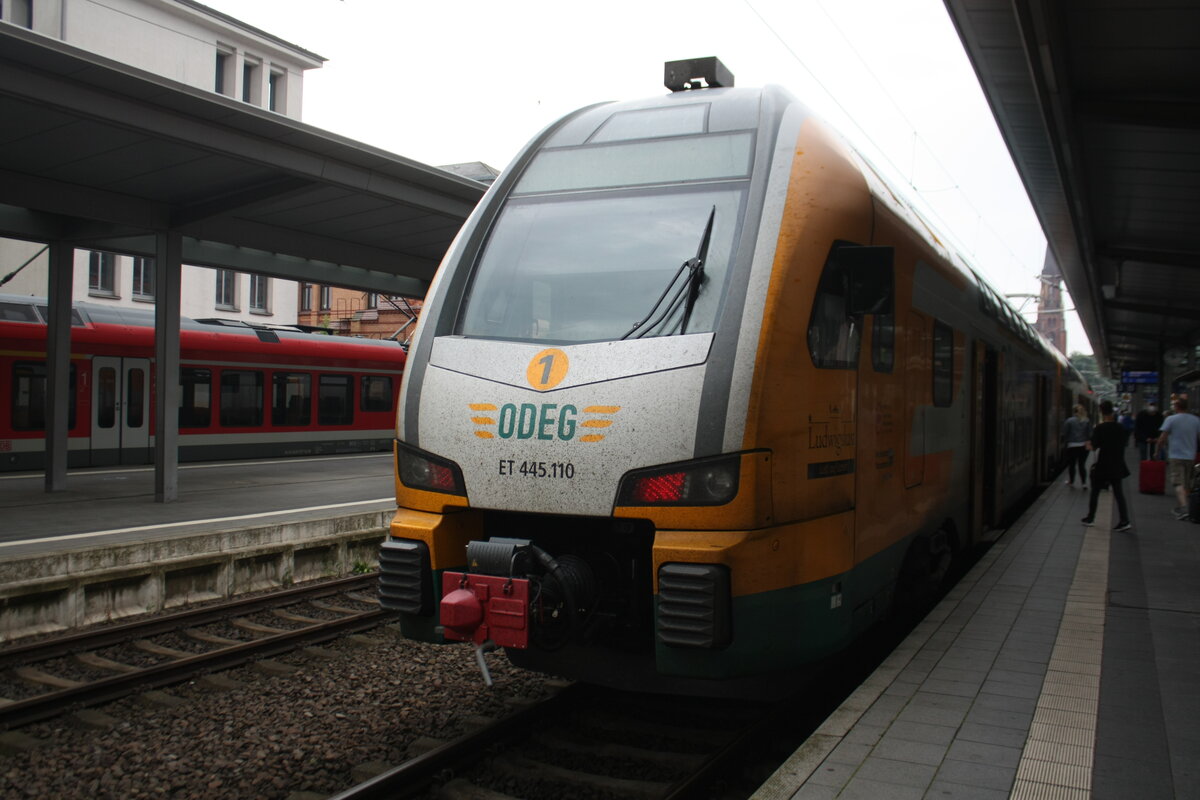 ET 445.110 als RE2 mit ziel Bestensee im Bahnhof Schwerin Hbf am 25.7.21