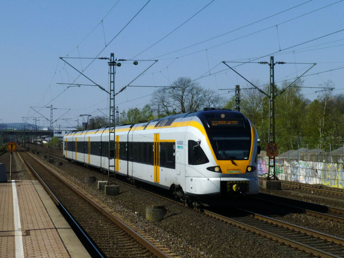 ET 7.02 als RE13 nach Hamm (Westf), am 18.4.2019 in Schwelm.