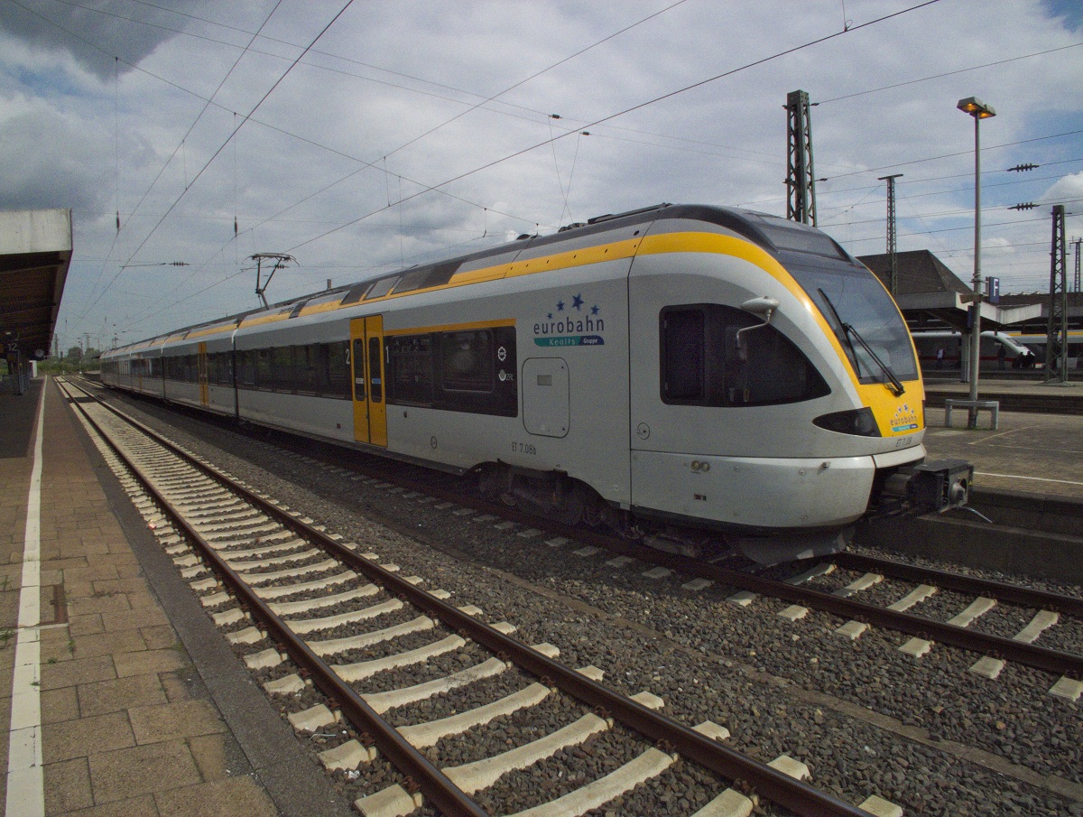 ET7.08 der eurobahn wartet am 22.08.14 als RE3 nach Dsseldorf im Bahnhof Hamm auf seine Abfahrt.