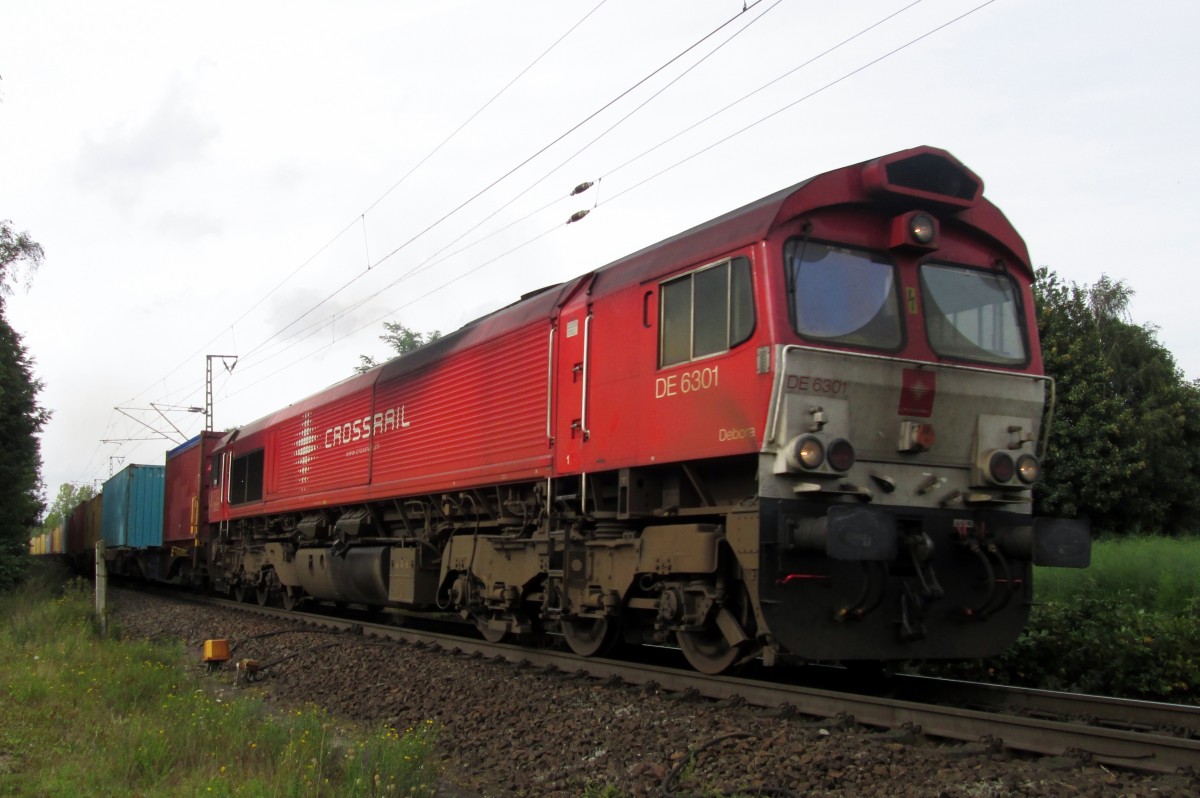 Etwas ausserhalb Kaldenkirchen passiert Crossrail DE 6301 der Fotograf am 29 Augustus 2013. 