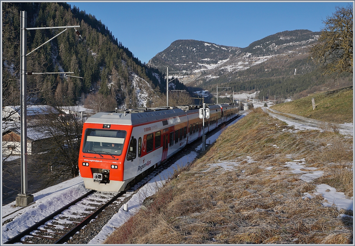 Etwas ausserhalb von Le Châble strahlte bereits die Sonne (wenn auch von der falschen Seite), als der RegionAlps Regionalzug 26110 bestehend aus zwei RegionAlps/TMR RABe 525 das Einfahrvorsignal von Le Châble passierte.

9. Februar 2020