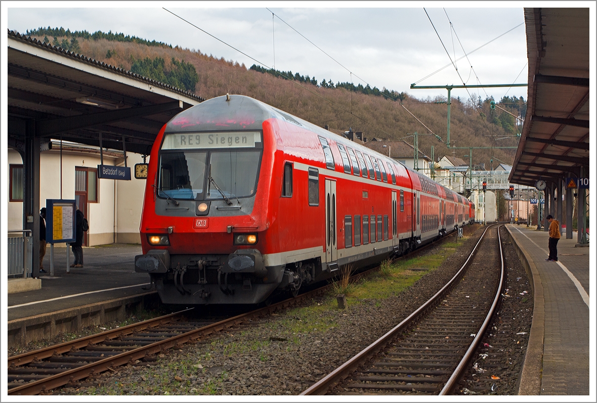 Etwas außerplanmäßig steht heute am 11.01.2013 der  RE 9 (rsx - Rhein-Sieg-Express) Betzdorf - Köln - Aachen (Umlauf RE 10190) auf Gleis 102 im Bahnhof Betzdorf(Sieg) bereit. Grund war das er als vorheriger Umlauf RE 10189 (der Gegenrichtung), bedingt durch Technische Probleme des Zuges, mit 30 Minuten Verspätung hier ankam. Daraufhin war für diesen Umlauf in Betzdorf(Sieg) Endstation, und nicht erst in der eigentlichen Endstation Siegen Hbf. Denn ansonsten hätte der neue Umlauf wieder mit Verspätung beginnen müssen, die leidtragende waren die Reisenden nach und aus Richtung Siegen.