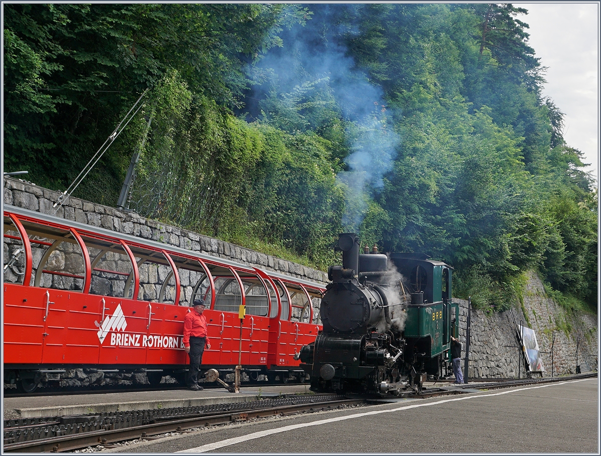 Etwas ganz besonderes ist es, eine der Kohlebefeuerten Dampfloks bei der BRB zu erleben. Hier erfüllte mir die 1933 von der SLM unter der Farbriknummer 3567 gebaute H 2/3 der 2. Generation diesen Wunsch.
Da die BRB Dampfloks die Züge immer Kessel voraus Bergwärts schieben, verbergen sie meist ihr schönes  Gesicht ; bei einer Rangierfahrt hatte ich die Gelegenheit, die kohlebefeuerte H 2/3 N° 6 (Baujahr 1933) von vorne fotografieren zu können.
8. Juli 2016