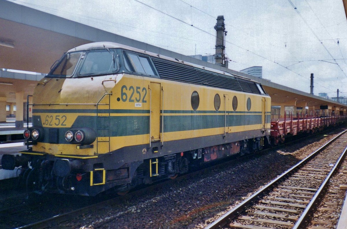 Etwas in Gegenlicht steht 6252 mit ein Gleisbauzug in Brussel Noord am 17 Mai 2000.