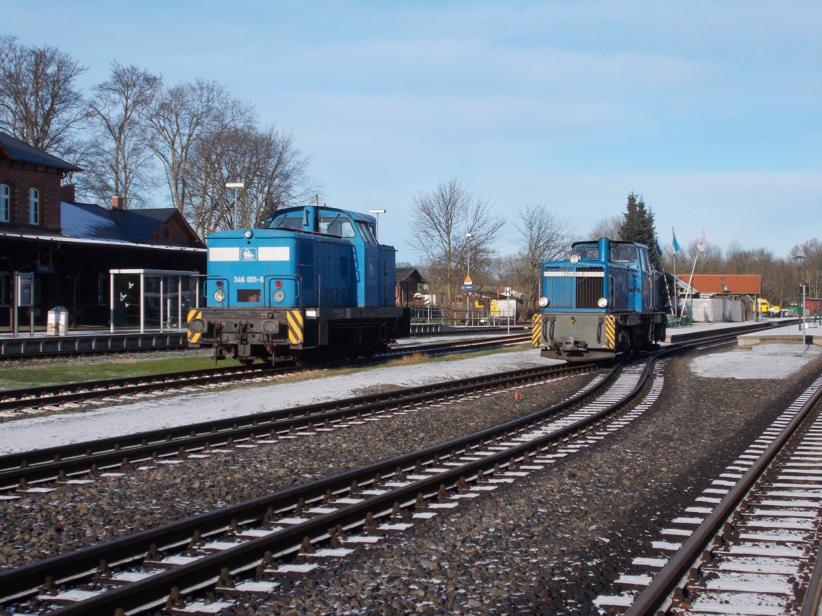 Etwas Schnee bekam auch Putbus,am 28.Dezember 2014,ab wo die 251 901-5 auf die  Große  346 001-6 traf.