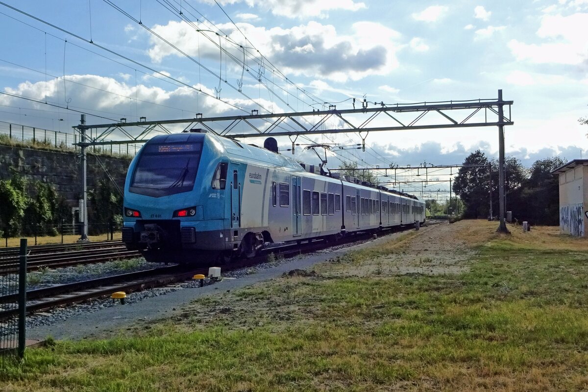 EuroBahn ET4-01 verlässt am 15 Juli 2019 Oldenzaal mit ein RE Bielefeld--Hangelo. Nach mehr als ein jahr von gravierender und beinahe fatal-entscheidende Schwierigkeiten ist es Eurobahn in 2019 endlich gelungen, ein zuferlässige RE-Dienst Bad Bentheim <=>Hengelo wörtlich aufs Gleis zu setzen.