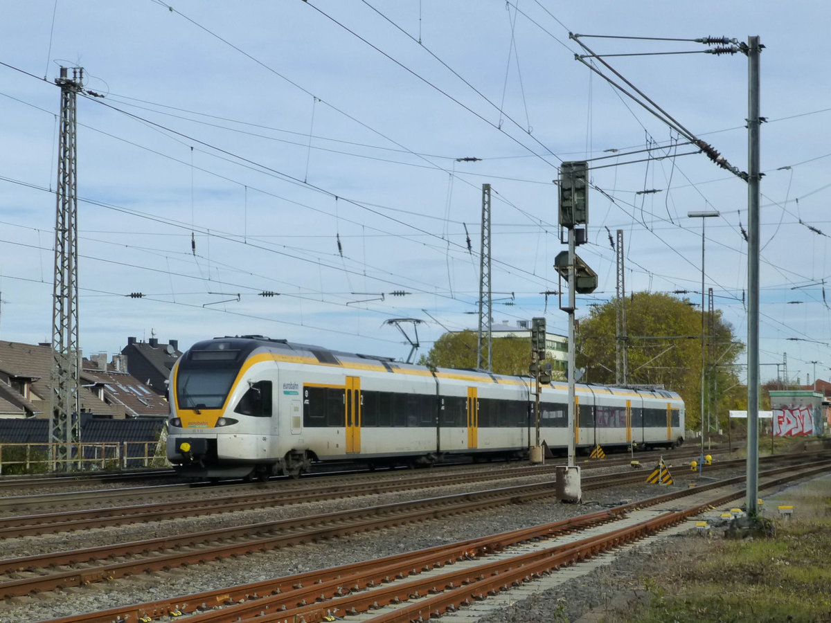 Eurobahn-RE13 Richtung Hamm bei der Durchfahrt in Unterbarmen, 6.11.18.