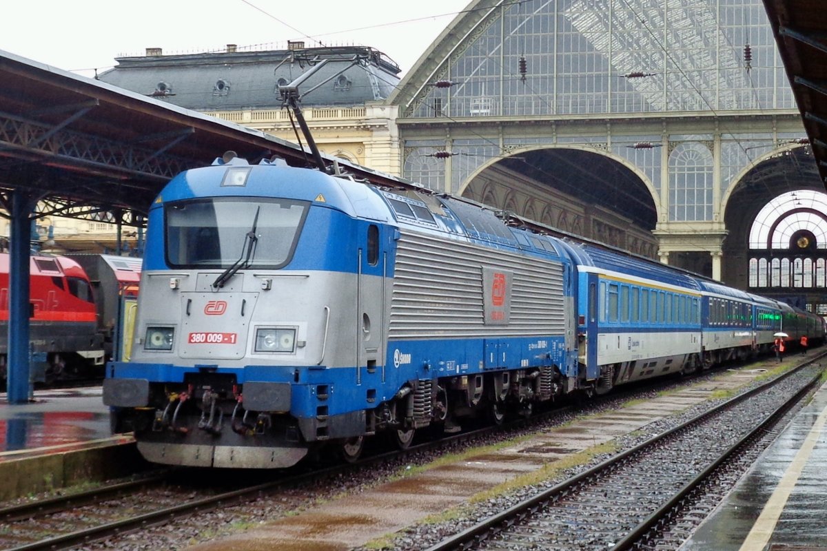 EuroCity JAN SOBIESKY wird mit 380 009 an der Spitze in Budapest Nyugati am 8 September 2018 bereitgestellt. EuroCity JAN SOBIESKY wird mit 380 009 an der Spitze in Budapest Nyugati am 8 September 2018 bereitgestellt.