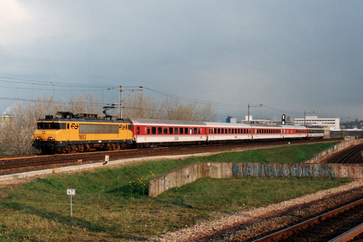 EuroCity mit 1653 passiert am 4 Augustus 1995 Duivendrecht. 