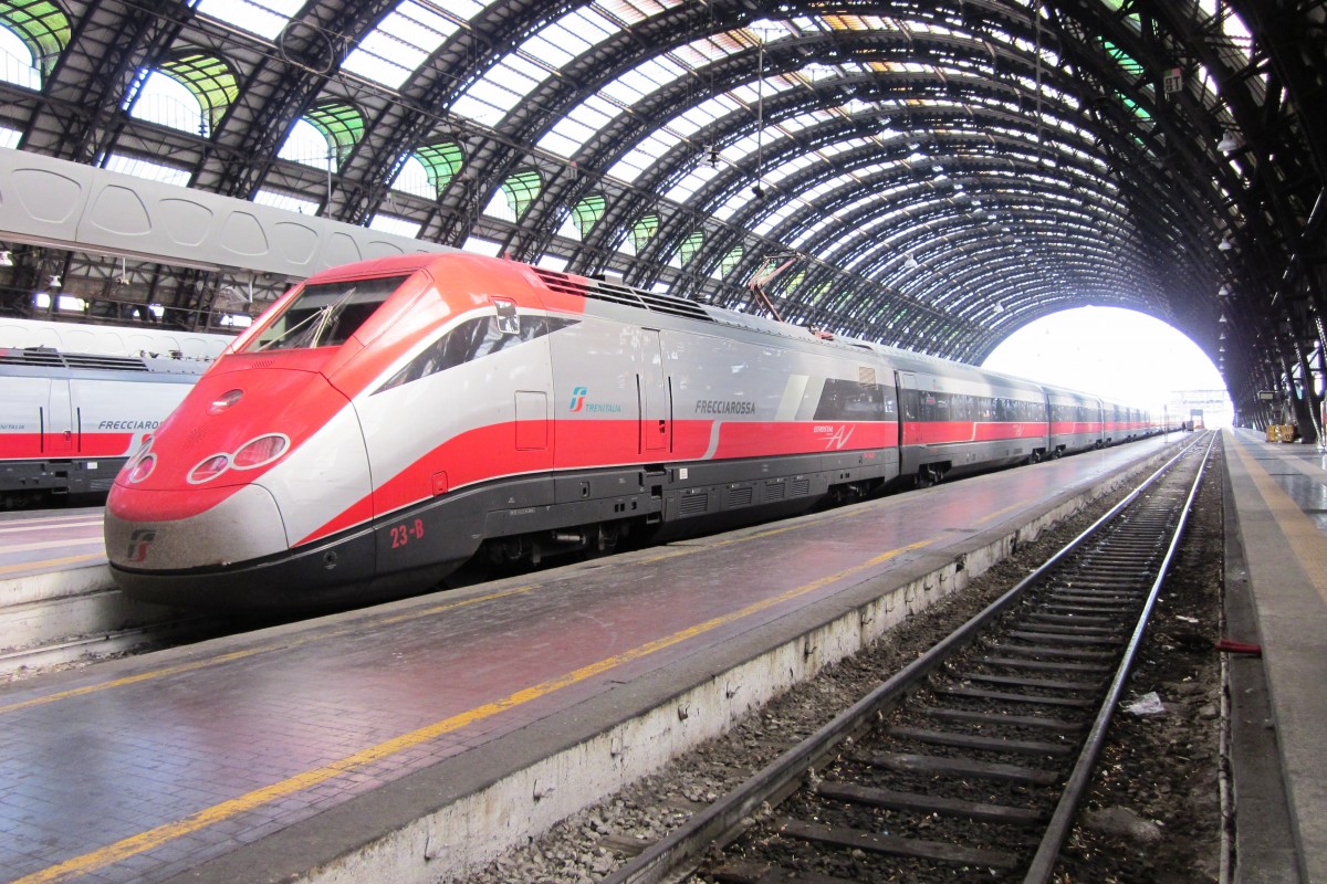 EuroStar Italia Set 23 steht am 1 Juli 2013 in Milano Centrale.