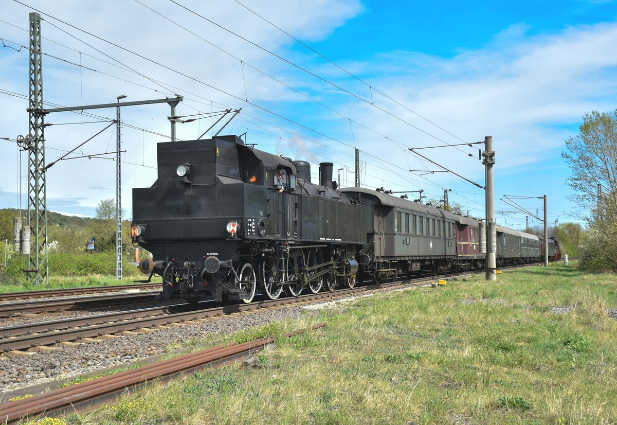 Eurovapor 77.250 als Schlusslok am DLr 26331 von Arnstadt Hbf nach Leipzig-Plagwitz Gbf, am 11.04.2024 in Naumburg (S) Hbf. Ziel war am Abend das Bw Dresden-Altstadt, um am 16. Dressdner Dampfloktreffen teilzunehmen. (Foto: Maik Köhler)
