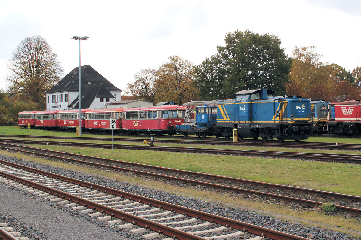 evb 212 322-2, evb SKL 506 und der Moorexpress mit EVB 169, EVB 116, EVB 168, EVB 117 und EVB 118 am 30.10.2016 in Bremervörde / EVB Betriebshof.