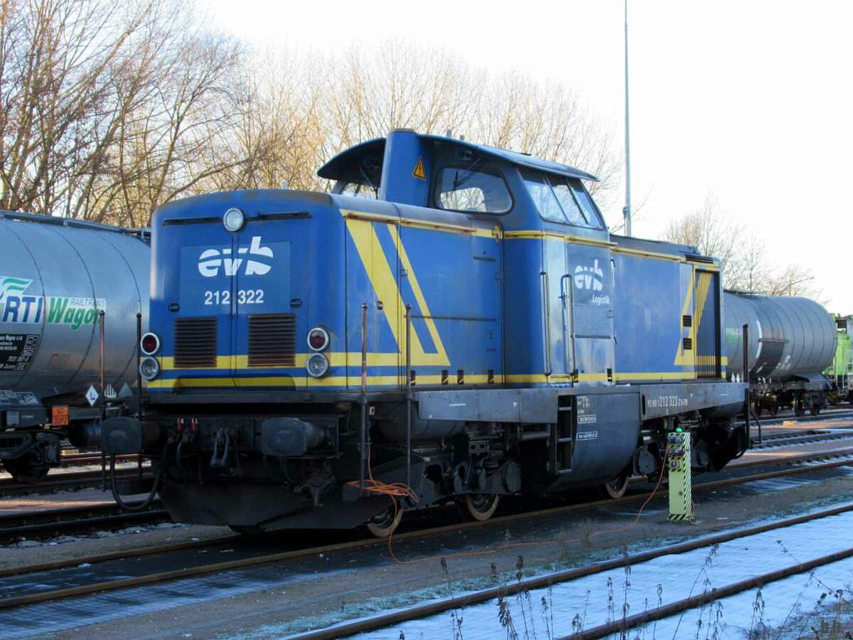 EVB 212 322-2 war abgestellt bei der antwerpenstraße im binnenhafen von hamburg,26.12.21