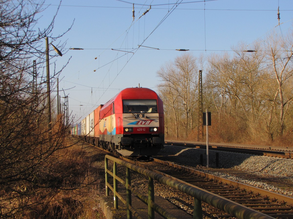 EVB 420 12 mit einem Containerzug von Erfurt nach Hamburg, am 28.02.2015 in Naumburg Hbf.