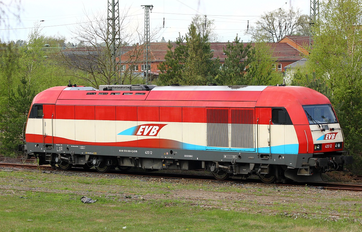 EVB 420 12 oder 223 032-4 abgestellt in der Nähe des Stellwerkes in Buchholz. 02.05.2015