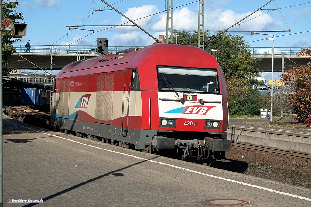 EVB 42011 zog einen intermodal am 24.10.13 durch hh-harburg